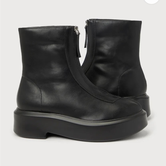 NWT Sleek Black Ankle Boots with Zipper Size 10 - Picture 3 of 9